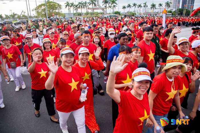 Người dân thành phố hào hứng hưởng ứng chương trình đi bộ “Cùng Việt Nam tiến bước”. Ảnh: Bảo LÂM