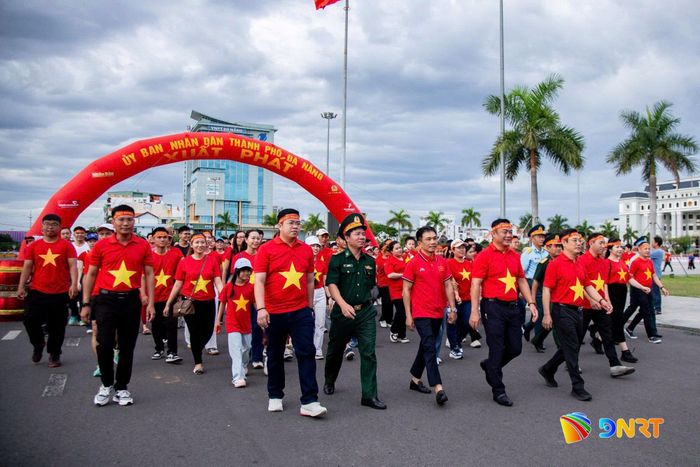 Đại biểu các cơ quan, đơn vị cùng hưởng ứng chương trình. Ảnh: BẢO LÂM