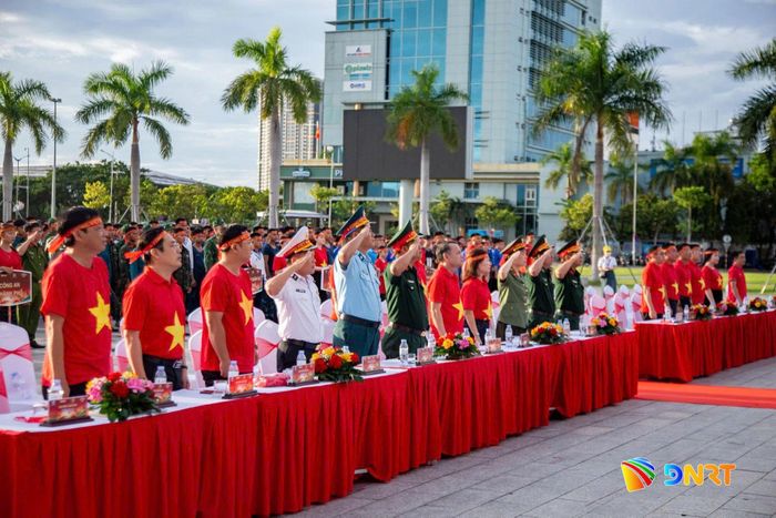 Đại biểu thực hiện lễ chào cờ. Ảnh: BẢO LÂM