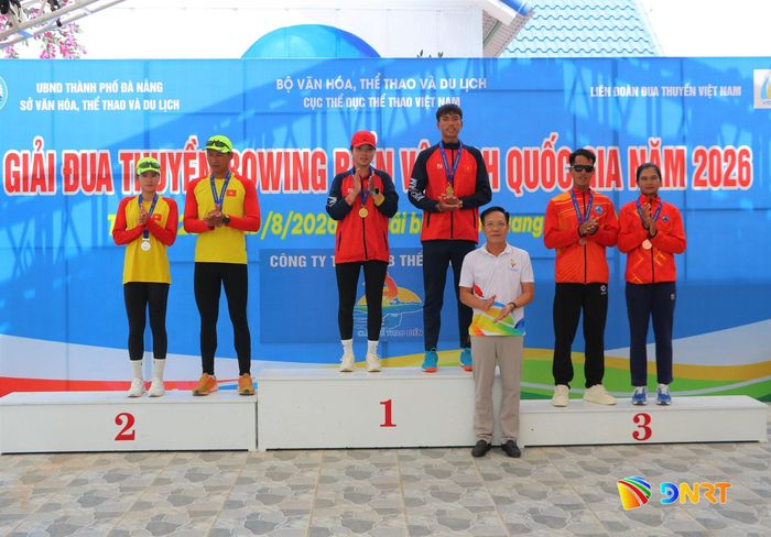 Ban tổ chức trao huy chương cho các vận động viên xuất sắc. Ảnh: THÀNH DANH