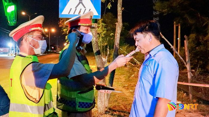 Kiểm soát nồng độ cồn là một trong những nhiệm vụ trọng tâm. Ảnh: LÂM - NGÂN