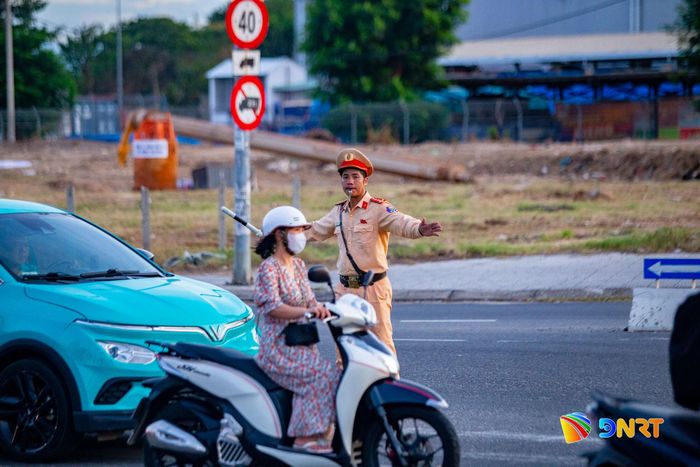 Cán bộ, chiến sĩ Đội Tuần tra dẫn đoàn làm nhiệm vụ điều tiết giao thông. Ảnh: LÂM - NGÂN