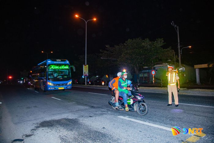 Trạm Cảnh sát giao thông Hòa Phước tăng cường lập chốt kiểm tra nồng độ cồn, ma túy. Ảnh: LÂM - NGÂN
