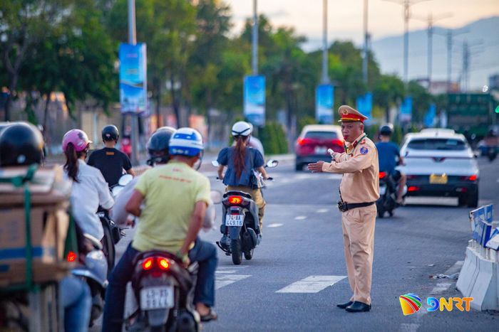 Cảnh sát giao thông tăng cường sự hiện diện trên khắp đường phố, phục vụ nhu cầu đi lại an toàn của nhân dân. Ảnh: LÂM - NGÂN