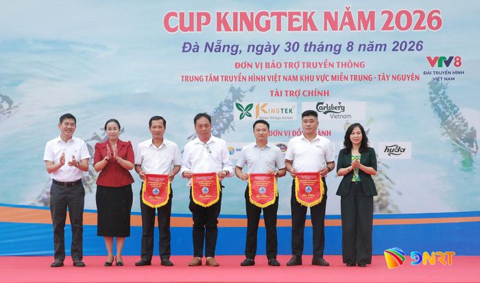 Đại diện lãnh đạo thành phố tặng cờ tri ân các đơn vị tài trợ giải. Ảnh: ĐẮC MẠNH