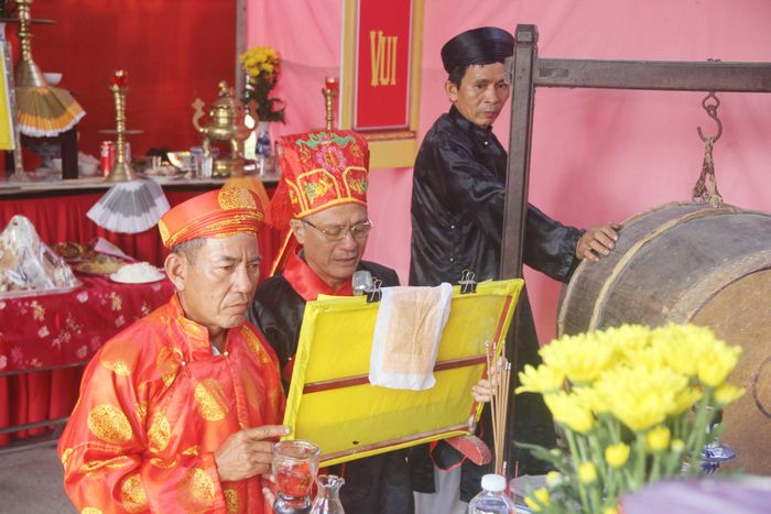 Lễ cúng xóm, cầu an đầu năm ở các làng quê đã gắn kết tình làng, nghĩa xóm lại với nhau. Ảnh: HA