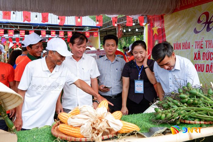 Lãnh đạo xã Đức Phú và quan khách tham quan các gian trưng bày sản phẩm đặc sản, nông nghiệp của địa phương. Ảnh: HOÀNG ĐẠO