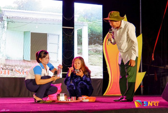 Tiểu phẩm dự thi "Cán bộ Mặt trận cơ sở giỏi" của thôn Phước Thạnh. Ảnh: HOÀNG ĐẠO