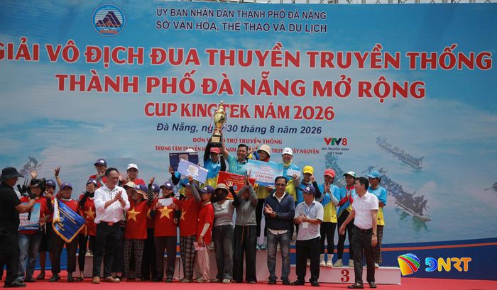 Đại diện Ban tổ chức trao cúp, cờ, tiền thưởng và hiện vật cho các đội thuyền đua nữ. Ảnh: ĐẮC MẠNH