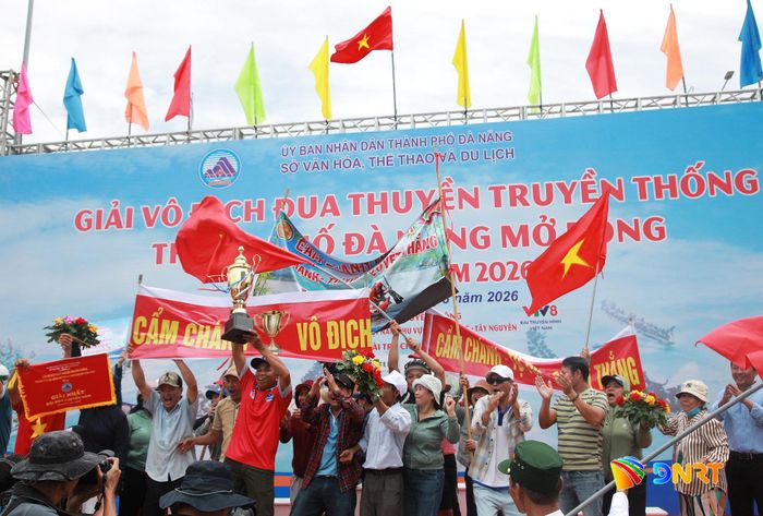 Niềm vui của đội thuyền đua nam Cẩm Chánh (phường Hòa Xuân) xuất sắc giành giải Nhất. Ảnh: ĐẮC MẠNH