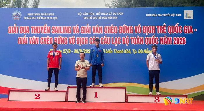 Ban tổ chức trao huy chương cho các vận động viên thi đấu Giải ván chèo đứng vô địch các câu lạc bộ toàn quốc năm 2026. Ảnh: BẢO LÂM