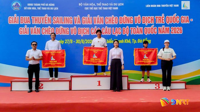 Ban tổ chức trao giải toàn đoàn cho các đội thi đấu nội dung Giải ván chèo đứng vô địch trẻ quốc gia 2026. Ảnh: BẢO LÂM