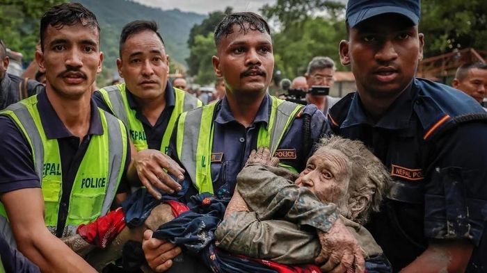 Cảnh sát đưa người sống sót đến nơi an toàn sau trận lũ quét tại huyện Nuwakot (Nepal). Ảnh: Reuters/Navesh Chitrakar