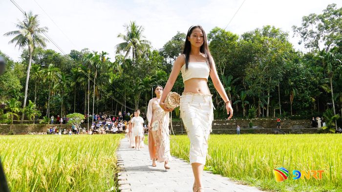 Sinh viên đến từ Đại học Duy Tân Đà Nẵng trẻ trung, năng động với trang phục thiết kế từ mo cau. Ảnh: DIỄM LỆ