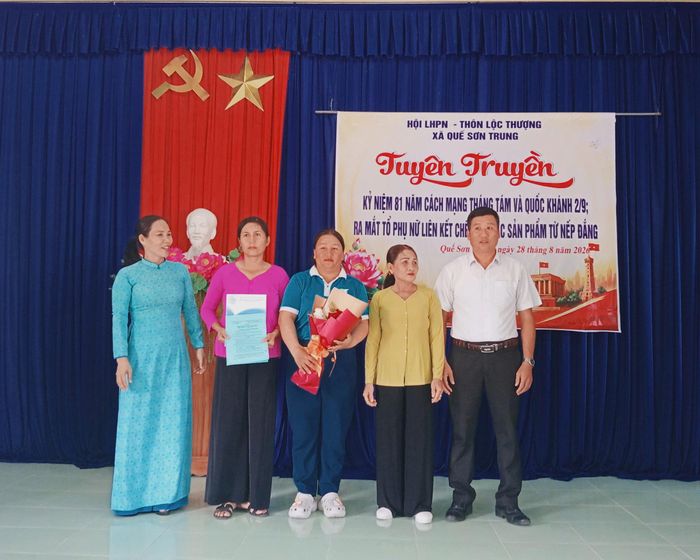 Lãnh đạo xã Quế Sơn Trung trao quyết định thành lập tổ liên kết sản xuất các sản phẩm từ nếp đắng Lộc Thượng. Ảnh: DUY THÁI