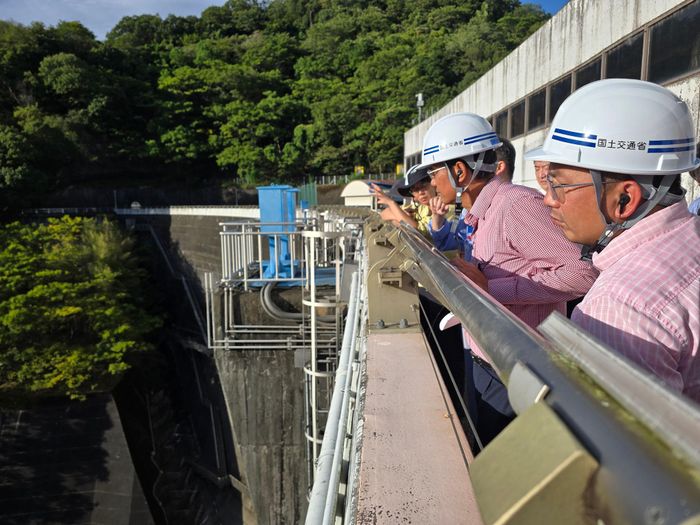 Đoàn công tác tham quan, khảo sát đập Amagase tại Kyoto. Ảnh: ĐOÀN CÔNG TÁC