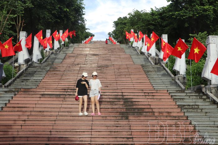 Cờ Tổ quốc đỏ thắm dọc bậc thang lên Tượng đài Chiến thắng Điện Biên Phủ.