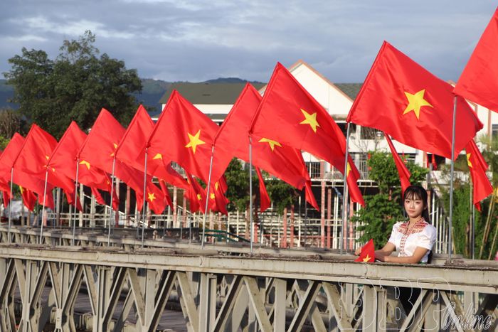 Thiếu nữ chụp ảnh lưu niệm bên cầu Mường Thanh.