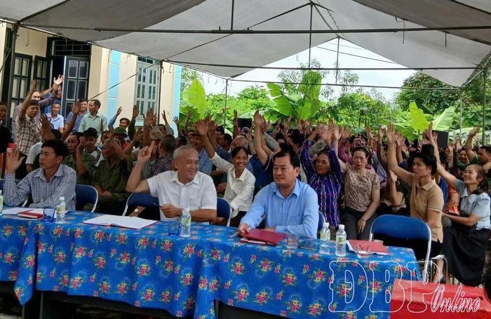 Cử tri thôn Tân Biên thực hiện quy trình bầu trưởng thôn.