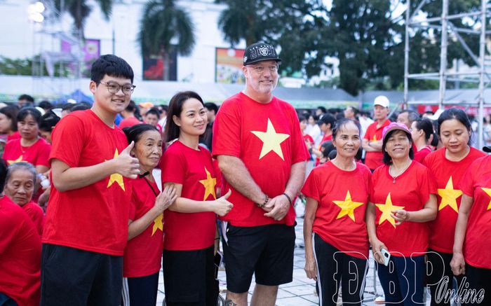 Du khách nước ngoài hòa nhịp "Cùng Việt Nam tiến bước" tại Điện Biên.