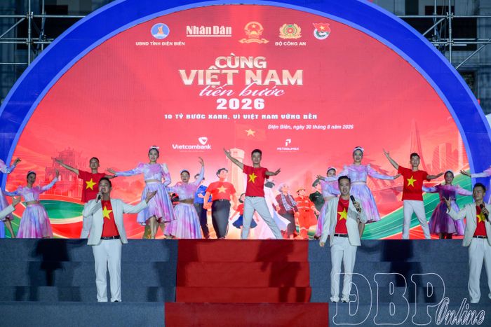 Tiết mục văn nghệ chào mừng chương trình tại Quảng trường 7/5.