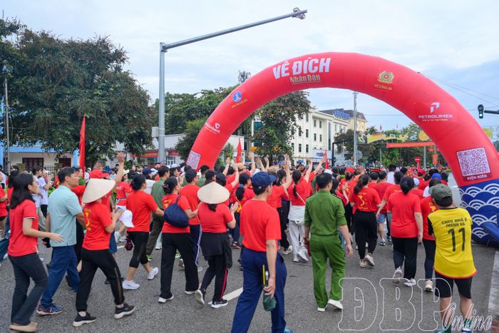 Đại biểu và các lực lượng tham gia hoàn thành lộ trình đi bộ của Ban Tổ chức.