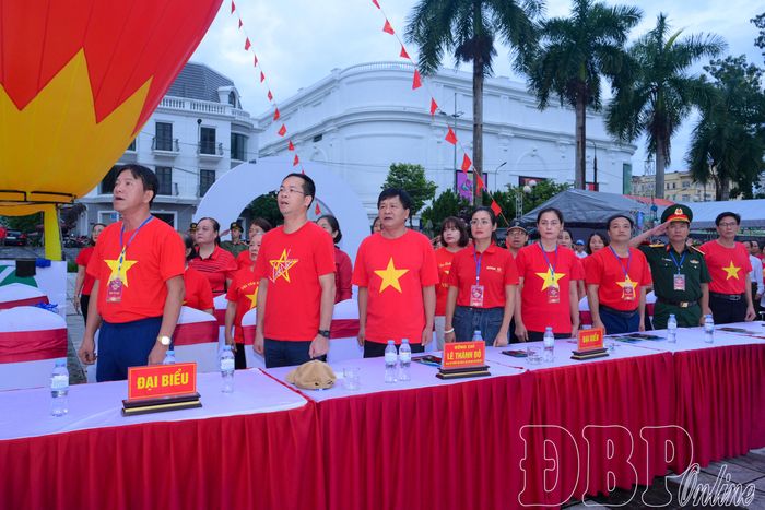 Các đại biểu cùng thực hiện Lễ thượng cờ Tổ quốc tại điểm cầu Điện Biên.