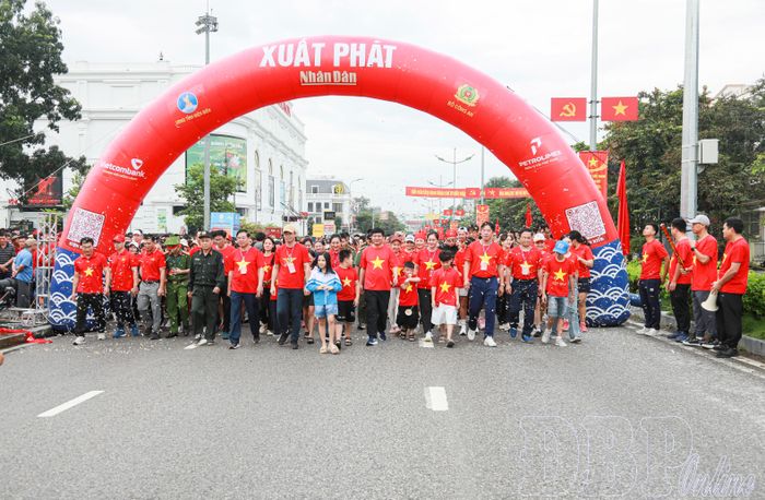 Đại biểu và các lực lượng xuất phát hưởng ứng chương trình tại Quảng trường 7/5.