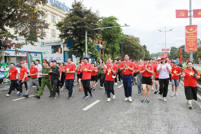 Đại biểu và các lực lượng tham gia hát vang "Như có Bác Hồ trong ngày vui đại thắng" trên tuyến đường Võ Nguyên Giáp.