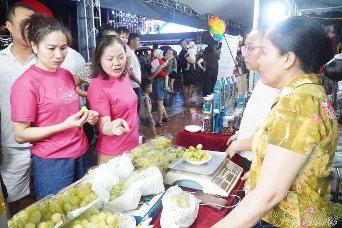 Sản phẩm nho của tỉnh Điện Biên thu hút người dân tìm hiểu, mua sắm.