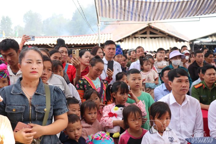 Đông đảo người dân đến xem chương trình văn hóa, văn nghệ tại Ngày hội.