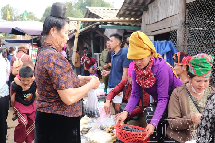 Người dân mua nông sản tại chợ phiên Keo Lôm, xã Na Son.