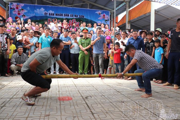 Đội thi tham gia bộ môn đẩy gậy tại Ngày hội văn hóa, thể thao chào mừng Quốc khánh 2/9 xã Na Son.