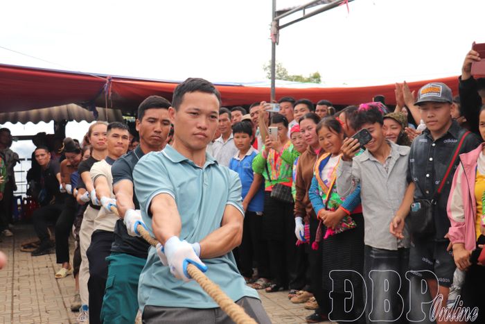 Vận động viên tham gia bộ môn kéo co tại Ngày hội.