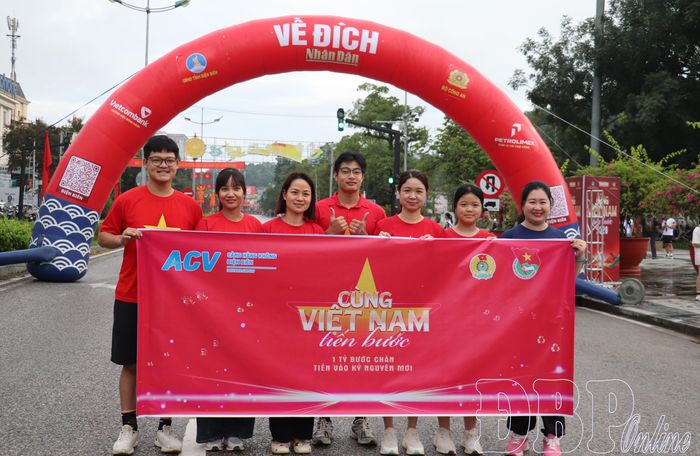 Người dân chụp ảnh lưu niệm tại chương trình.
