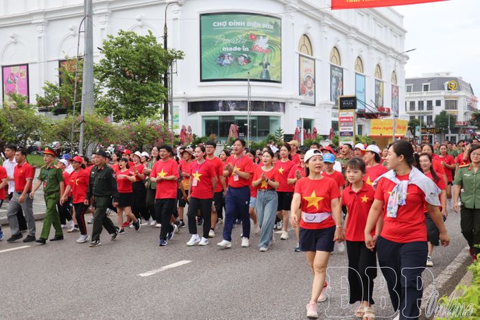 Hưởng ứng Chương trình đi bộ “Cùng Việt Nam tiến bước”, đông đảo cán bộ, nhân dân cùng tham gia.