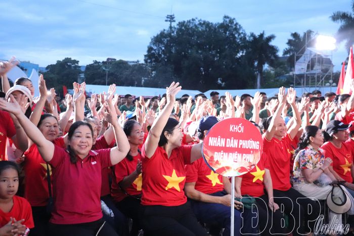 Ngay từ sáng sớm, tại Quảng trường 7/5, phường Điện Biên Phủ, đông đảo người dân đã có mặt để tham gia chương trình đi bộ "Cùng Việt Nam tiến bước"