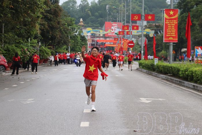 Trẻ em hào hứng tham gia chương trình đi bộ “Cùng Việt Nam tiến bước”.