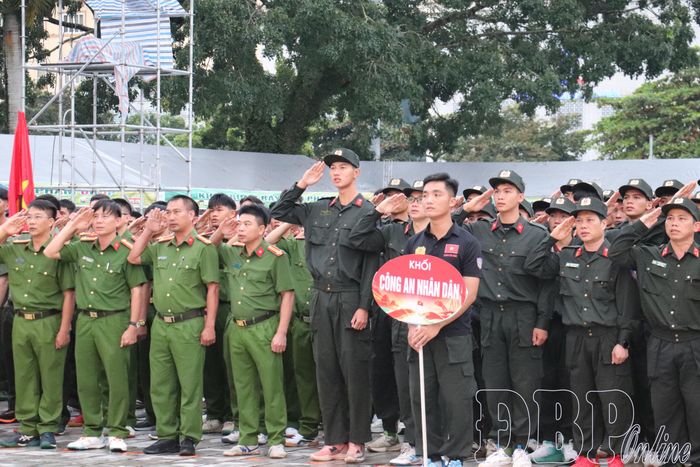 Đại biểu thực hiện nghi thức chào cờ, hát Quốc ca.