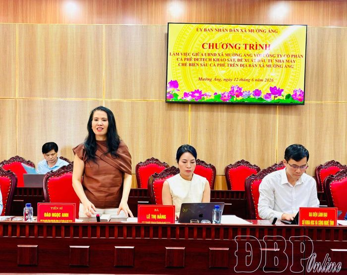 Đại diện Công ty Cổ phần Cà phê Detech trao đổi trong chương trình khảo sát đầu tư xây dựng nhà máy chế biến sâu sà phê tại xã Mường Ảng. (Ảnh: C.T.V)
