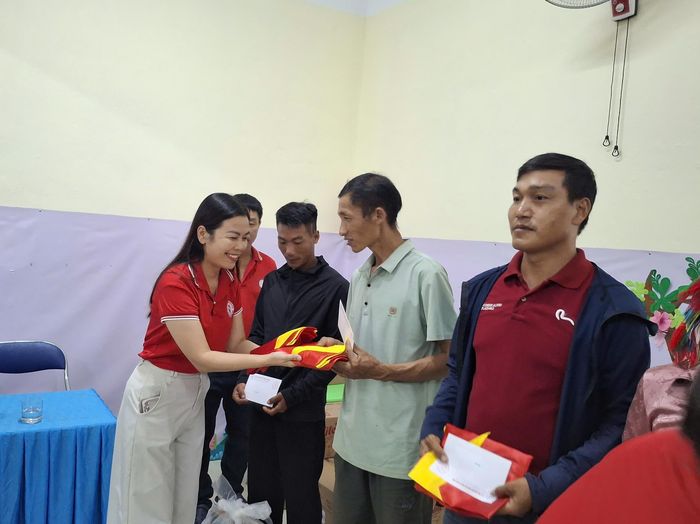 Đoàn thiện nguyện trao cờ Tổ quốc và quà tặng các hộ hoàn cảnh khó khăn xã Sín Thầu.