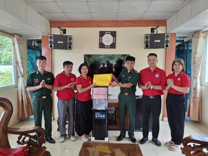 Đoàn thiện nguyện trao cờ Tổ quốc và quà tặng Đồn Biên phòng A Pa Chải.