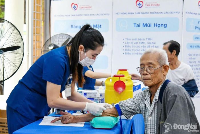 Người dân được lấy máu xét nghiệm tầm soát sức khỏe miễn phí. Ảnh: CTV