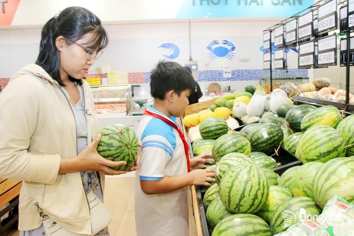 Người tiêu dùng mua sắm các loại nông sản tại một siêu thị ở phường Bình Phước.