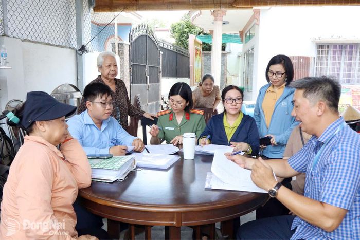 Tổ công tác của Ban Thường vụ Đảng ủy phường Trấn Biên đến tuyên truyền, vận động hộ dân bàn giao mặt bằng thực hiện Dự án Đường ven sông Cái. Ảnh: Biên Hùng