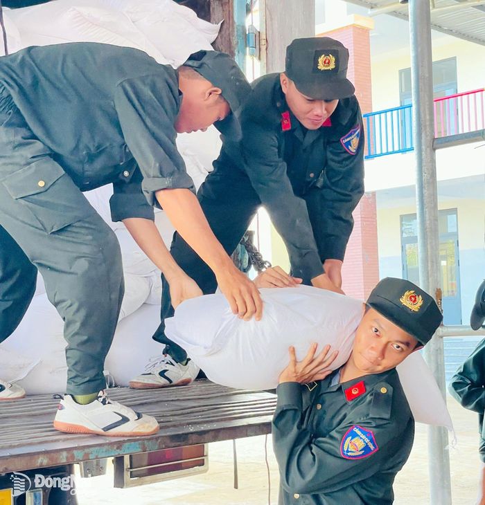 Cán bộ, chiến sĩ trao tặng gạo cho xã Lộc Thành và Bù Gia Mập hỗ trợ bếp ăn các trường học trên địa bàn. Ảnh: ĐVCC