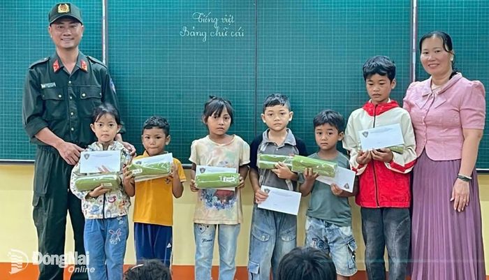 Học sinh các xã biên giới vui mừng khi nhận quà. Ảnh: ĐVCC