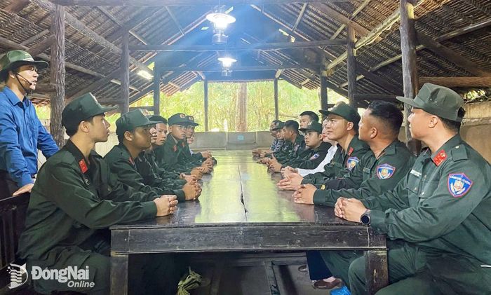 Dịp này, cán bộ, chiến sĩ trung tâm về nguồn, thăm Khu di tích quốc gia đặc biệt Căn cứ Bộ Chỉ huy Quân giải phóng miền Nam Việt Nam, xã Lộc Thành, thành phố Đồng Nai. Ảnh: ĐVCC