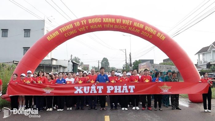 Lãnh đạo xã cùng cán bộ, công chức, viên chức, người lao động, đoàn viên, hội viên và nhân dân trên địa bàn xuất phát hưởng ứng chương trình đi bộ.
