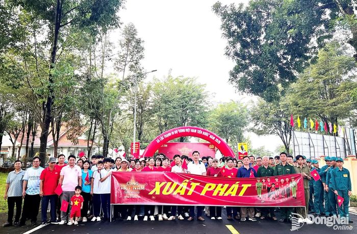 Lãnh đạo xã Lộc Thạnh cùng hơn 300 cán bộ, công chức, viên chức, lực lượng vũ trang, đoàn viên, hội viên, học sinh và nhân dân tham gia đi bộ. Ảnh: Thanh Tuyền